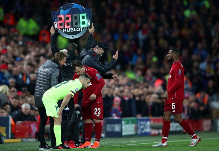 Vo futbalových súťažiach dočasne povolených až päť striedaní